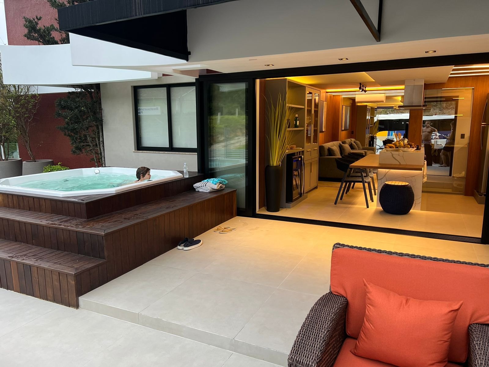 Área externa exclusiva do apartamento garden em 4 Ilhas com jacuzzi