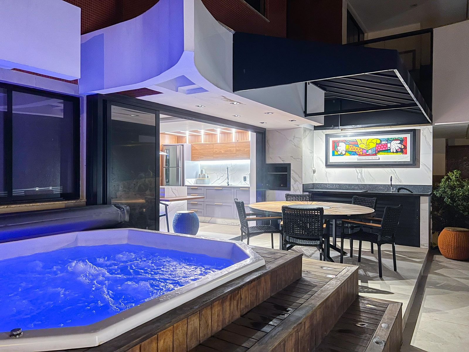 Jacuzzi iluminada e área externa