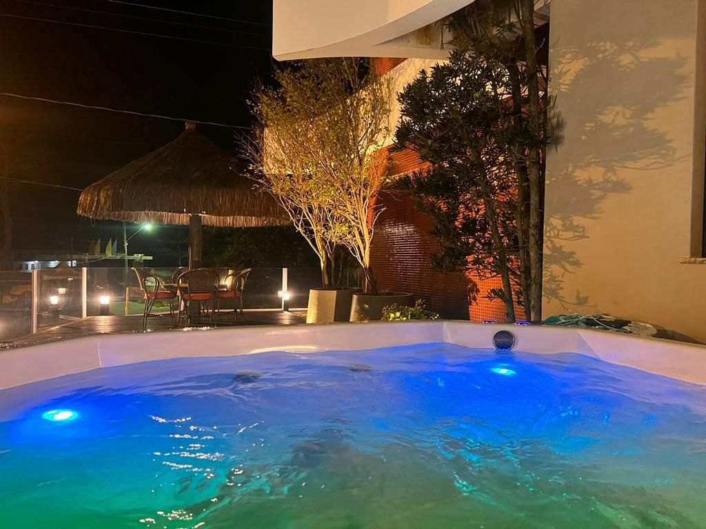 Jacuzzi iluminada à noite no garden em 4 Ilhas